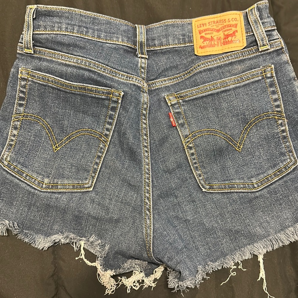 Levi Shorts - Picture 2 of 5